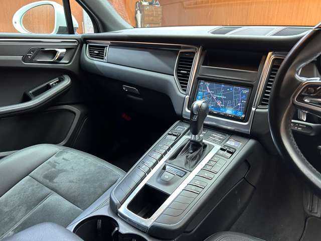 ポルシェ マカン 千葉県 2016(平28)年 6.4万km 白 純正ナビ　/バックカメラ　/クルーズコントロール　/フルセグＴＶ　/ハーフレザーシート　/パワーシート　/シートヒーター　/コーナーセンサー　/ＥＴＣ　/電動リアゲート　/キセノンヘッドライト　/オートライト