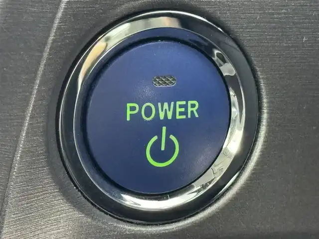 トヨタ プリウス G 福岡県 2012(平24)年 3.8万km シルバーM 純正ナビ　/バックカメラ　/ビルトインＥＴＣ　/前後ドライブレコーダー　/クルーズコントロール　/ステアリングスイッチ　/プッシュスタート　/電動格納式ドアミラー　/ハーフレザー　/パワーシート　/純正１７インチＡＷ/純正ＡＷ４本社内積込み