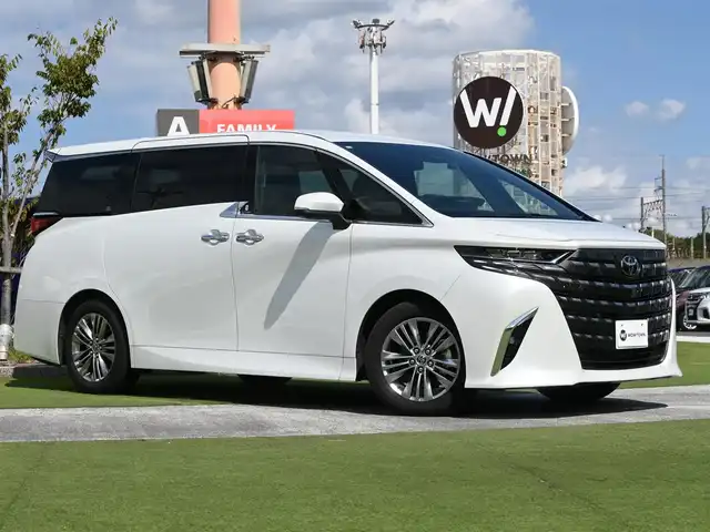 トヨタ アルファード Z 千葉県 2024(令6)年 1万km プラチナホワイトパールマイカ Toyota Safety Sense/・プリクラッシュセーフティ/・レーンディパーチャーアラート/・オートハイビーム/・レーダークルーズコントロール/・ブラインドスポットモニター/・RCTA（リヤクロストラフィックアラート）/左右独立ムーンルーフ/パワーバックドア/両側パワースライドドア/14インチ純正コネクティッドナビ/地デジTV/【Bluetooth接続】/パノラミックビューモニター/リバース連動ドアミラー（左/右）/前席パワーシート/エアシート/シートヒーター/後席オットマン/ドライブレコーダー（前後撮影）【TZ-DR210】/コンビハンドル/ステアリングスイッチ/ETC（2.0）/LEDヘッドライト/ウインカーミラー/クリアランスソナー/純正18インチアルミホイル/サイド/カーテンエアバッグ/スマートキー