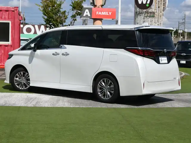 トヨタ アルファード Z 千葉県 2024(令6)年 1万km プラチナホワイトパールマイカ Toyota Safety Sense/・プリクラッシュセーフティ/・レーンディパーチャーアラート/・オートハイビーム/・レーダークルーズコントロール/・ブラインドスポットモニター/・RCTA（リヤクロストラフィックアラート）/左右独立ムーンルーフ/パワーバックドア/両側パワースライドドア/14インチ純正コネクティッドナビ/地デジTV/【Bluetooth接続】/パノラミックビューモニター/リバース連動ドアミラー（左/右）/前席パワーシート/エアシート/シートヒーター/後席オットマン/ドライブレコーダー（前後撮影）【TZ-DR210】/コンビハンドル/ステアリングスイッチ/ETC（2.0）/LEDヘッドライト/ウインカーミラー/クリアランスソナー/純正18インチアルミホイル/サイド/カーテンエアバッグ/スマートキー