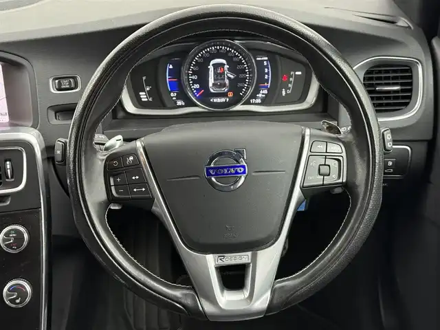 ボルボ Ｖ６０ D4 Rデザイン 愛知県 2018(平30)年 5.1万km オニキスブラックP サンルーフ/ブラックレザーシート/純正HDDナビ/フルセグTV/Bluetooth/DVD/AUX/USB/HDD/バックカメラ/ETC/レーダークルーズコントロール/ブラインドスポットモニター/ドライブレコーダー/運転席助手席パワーシート（メモリ付き）/前席シートヒーター/ステアリングヒーター/純正18インチアルミホイール/純正フロアマット/パドルシフト