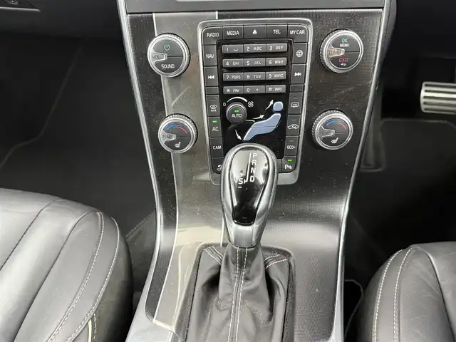 ボルボ Ｖ６０ D4 Rデザイン 愛知県 2018(平30)年 5.1万km オニキスブラックP サンルーフ/ブラックレザーシート/純正HDDナビ/フルセグTV/Bluetooth/DVD/AUX/USB/HDD/バックカメラ/ETC/レーダークルーズコントロール/ブラインドスポットモニター/ドライブレコーダー/運転席助手席パワーシート（メモリ付き）/前席シートヒーター/ステアリングヒーター/純正18インチアルミホイール/純正フロアマット/パドルシフト