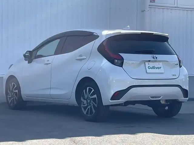 トヨタ アクア Z 愛媛県 2023(令5)年 3.4万km プラチナホワイトパールマイカ 純正ナビ(Bluetooth/AppleCarPlay/AndroidAuto/フルセグ) 　アラウンドビューモニター /ブラインドスポットモニター /前後コーナーセンサー /ハーフレザーシート /D席パワーシート 　/D/N席ヒートシーター 　/ETC 2.0　/LEDヘッドライト 　/フォグランプ /オートライト/オートマチックハイビーム /純正16インチアルミホイール /純正フロアマット /純正ドアバイザー /横滑り防止装置 　/レーンキープアシスト 　/衝突被害軽減システム /革巻きステアリング /ハンドルヒーター /ステアリングスイッチ /プッシュスタート /スマートキー /スペアキー1本 /取扱説明書・保証書