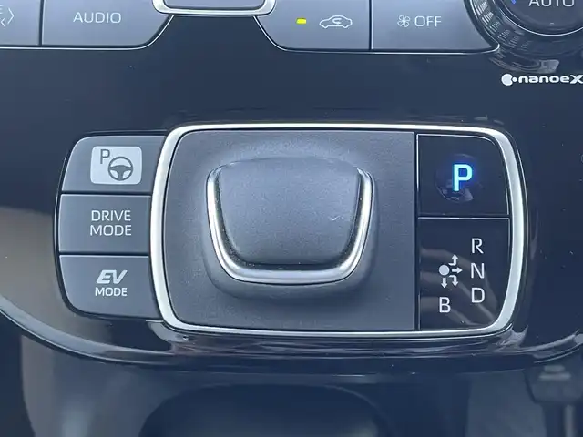 トヨタ アクア Z 愛媛県 2023(令5)年 3.4万km プラチナホワイトパールマイカ 純正ナビ(Bluetooth/AppleCarPlay/AndroidAuto/フルセグ) 　アラウンドビューモニター /ブラインドスポットモニター /前後コーナーセンサー /ハーフレザーシート /D席パワーシート 　/D/N席ヒートシーター 　/ETC 2.0　/LEDヘッドライト 　/フォグランプ /オートライト/オートマチックハイビーム /純正16インチアルミホイール /純正フロアマット /純正ドアバイザー /横滑り防止装置 　/レーンキープアシスト 　/衝突被害軽減システム /革巻きステアリング /ハンドルヒーター /ステアリングスイッチ /プッシュスタート /スマートキー /スペアキー1本 /取扱説明書・保証書