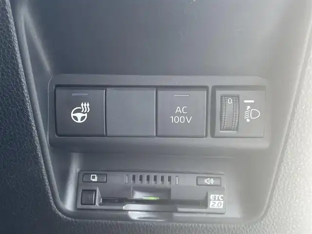 トヨタ アクア Z 愛媛県 2023(令5)年 3.4万km プラチナホワイトパールマイカ 純正ナビ(Bluetooth/AppleCarPlay/AndroidAuto/フルセグ) 　アラウンドビューモニター /ブラインドスポットモニター /前後コーナーセンサー /ハーフレザーシート /D席パワーシート 　/D/N席ヒートシーター 　/ETC 2.0　/LEDヘッドライト 　/フォグランプ /オートライト/オートマチックハイビーム /純正16インチアルミホイール /純正フロアマット /純正ドアバイザー /横滑り防止装置 　/レーンキープアシスト 　/衝突被害軽減システム /革巻きステアリング /ハンドルヒーター /ステアリングスイッチ /プッシュスタート /スマートキー /スペアキー1本 /取扱説明書・保証書