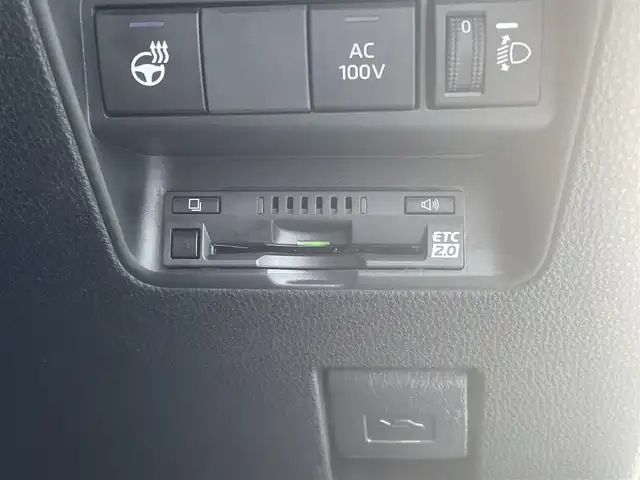 トヨタ アクア Z 愛媛県 2023(令5)年 3.4万km プラチナホワイトパールマイカ 純正ナビ(Bluetooth/AppleCarPlay/AndroidAuto/フルセグ) 　アラウンドビューモニター /ブラインドスポットモニター /前後コーナーセンサー /ハーフレザーシート /D席パワーシート 　/D/N席ヒートシーター 　/ETC 2.0　/LEDヘッドライト 　/フォグランプ /オートライト/オートマチックハイビーム /純正16インチアルミホイール /純正フロアマット /純正ドアバイザー /横滑り防止装置 　/レーンキープアシスト 　/衝突被害軽減システム /革巻きステアリング /ハンドルヒーター /ステアリングスイッチ /プッシュスタート /スマートキー /スペアキー1本 /取扱説明書・保証書