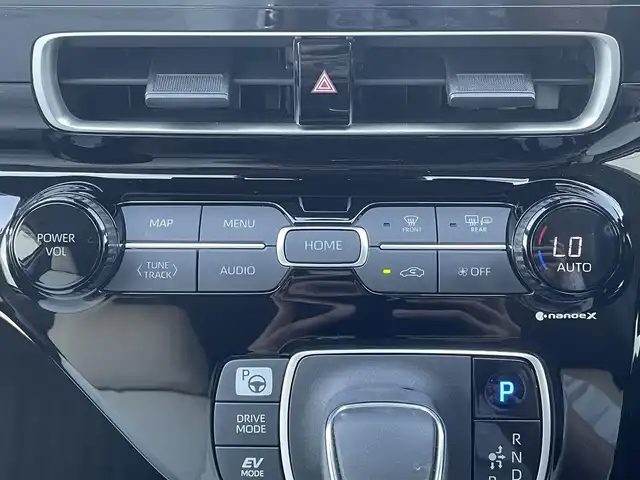 トヨタ アクア Z 愛媛県 2023(令5)年 3.4万km プラチナホワイトパールマイカ 純正ナビ(Bluetooth/AppleCarPlay/AndroidAuto/フルセグ) 　アラウンドビューモニター /ブラインドスポットモニター /前後コーナーセンサー /ハーフレザーシート /D席パワーシート 　/D/N席ヒートシーター 　/ETC 2.0　/LEDヘッドライト 　/フォグランプ /オートライト/オートマチックハイビーム /純正16インチアルミホイール /純正フロアマット /純正ドアバイザー /横滑り防止装置 　/レーンキープアシスト 　/衝突被害軽減システム /革巻きステアリング /ハンドルヒーター /ステアリングスイッチ /プッシュスタート /スマートキー /スペアキー1本 /取扱説明書・保証書