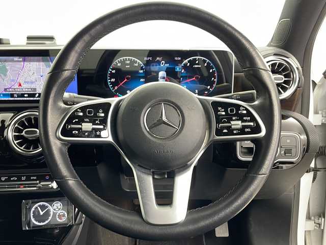 メルセデス・ベンツ Ａ２５０ 4MATIC 道央・札幌 2020(令2)年 2.4万km デジタルホワイト ・4WD/・純正ナビ&BT&TV&USB/・全周囲カメラ/・パノラマルーフ/・アクティブドライブクルーズコントロール/・アクティブブレーキアシスト/・ヘッドアップディスプレイ/・コーナーセンサー/・横滑り防止装置/・アイドリングストップ/・前席パワーシート/・前席シートヒーター/・レザーシート/・ビルトインETC/・純正フロアマット/・LEDヘッドライト/・オートライト/・スマートキー/・スペアキー/・純正17インチAW
