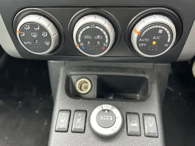 日産 エクストレイル 20X 鹿児島県 2011(平23)年 10.6万km ブレードシルバー インテリジェントエマージェンシーブレーキ/純正SDナビ/【Bluetooth/CD/DVD/フルセグTV】/バックカメラ/レザーシート/シートヒーター/純正17インチアルミホイール/オートエアコン/スマートキー/ETC/純正フロアマット