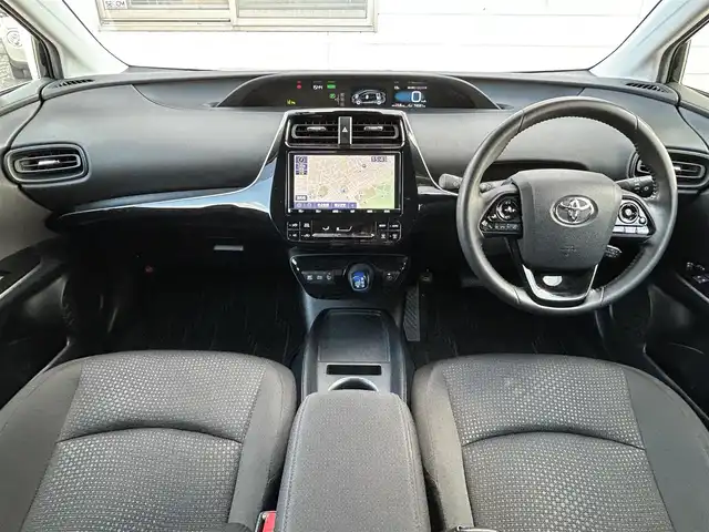 トヨタ プリウス S 福岡県 2019(平31)年 7.5万km アティチュードブラックマイカ 純正9インチSDナビ【NSZT-Y68T】/(AM/FM/Bluetooth/CD/DVD/フルセグTV)/バックカメラ/ビルトインETC/Toyota Safety Sense/・LDA(レーンディパーチャーアラート)/・オートマチックハイビーム/・PCS(プリクラッシュセーフティ)/・レーダークルーズコントロール(全車速追従機能付き)/PKSB(パーキングサポートブレーキ)/ふらつき検知機能/オートライト/クリアランスソナー/コーナーセンサー/純正前方ドライブレコーダー【DRT-H68A】/社外１７インチアルミホイールWeds【LEONIS GX】/盗難防止装置/横滑り防止機能/電格ウィンカーミラー/プッシュスタート/純正フロアマット/ステアリングスイッチ/スペアキー×１/ドアバイザー/ナビ取扱説明書/取扱説明書/保証書