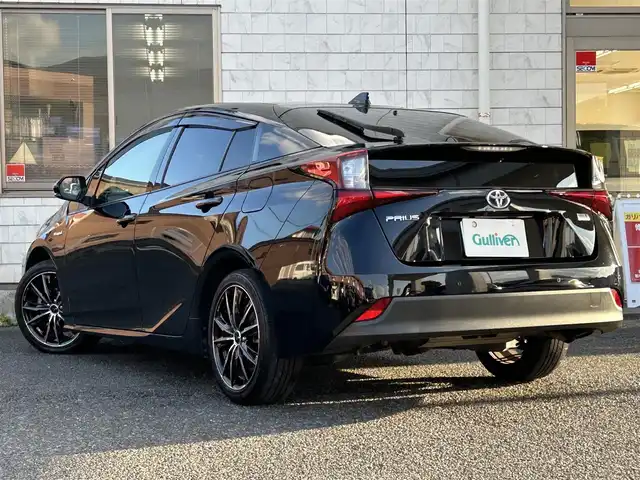 トヨタ プリウス S 福岡県 2019(平31)年 7.5万km アティチュードブラックマイカ 純正9インチSDナビ【NSZT-Y68T】/(AM/FM/Bluetooth/CD/DVD/フルセグTV)/バックカメラ/ビルトインETC/Toyota Safety Sense/・LDA(レーンディパーチャーアラート)/・オートマチックハイビーム/・PCS(プリクラッシュセーフティ)/・レーダークルーズコントロール(全車速追従機能付き)/PKSB(パーキングサポートブレーキ)/ふらつき検知機能/オートライト/クリアランスソナー/コーナーセンサー/純正前方ドライブレコーダー【DRT-H68A】/社外１７インチアルミホイールWeds【LEONIS GX】/盗難防止装置/横滑り防止機能/電格ウィンカーミラー/プッシュスタート/純正フロアマット/ステアリングスイッチ/スペアキー×１/ドアバイザー/ナビ取扱説明書/取扱説明書/保証書