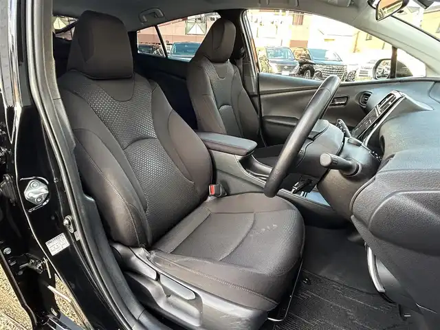 トヨタ プリウス S 福岡県 2019(平31)年 7.5万km アティチュードブラックマイカ 純正9インチSDナビ【NSZT-Y68T】/(AM/FM/Bluetooth/CD/DVD/フルセグTV)/バックカメラ/ビルトインETC/Toyota Safety Sense/・LDA(レーンディパーチャーアラート)/・オートマチックハイビーム/・PCS(プリクラッシュセーフティ)/・レーダークルーズコントロール(全車速追従機能付き)/PKSB(パーキングサポートブレーキ)/ふらつき検知機能/オートライト/クリアランスソナー/コーナーセンサー/純正前方ドライブレコーダー【DRT-H68A】/社外１７インチアルミホイールWeds【LEONIS GX】/盗難防止装置/横滑り防止機能/電格ウィンカーミラー/プッシュスタート/純正フロアマット/ステアリングスイッチ/スペアキー×１/ドアバイザー/ナビ取扱説明書/取扱説明書/保証書