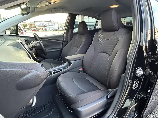 トヨタ プリウス S 福岡県 2019(平31)年 7.5万km アティチュードブラックマイカ 純正9インチSDナビ【NSZT-Y68T】/(AM/FM/Bluetooth/CD/DVD/フルセグTV)/バックカメラ/ビルトインETC/Toyota Safety Sense/・LDA(レーンディパーチャーアラート)/・オートマチックハイビーム/・PCS(プリクラッシュセーフティ)/・レーダークルーズコントロール(全車速追従機能付き)/PKSB(パーキングサポートブレーキ)/ふらつき検知機能/オートライト/クリアランスソナー/コーナーセンサー/純正前方ドライブレコーダー【DRT-H68A】/社外１７インチアルミホイールWeds【LEONIS GX】/盗難防止装置/横滑り防止機能/電格ウィンカーミラー/プッシュスタート/純正フロアマット/ステアリングスイッチ/スペアキー×１/ドアバイザー/ナビ取扱説明書/取扱説明書/保証書