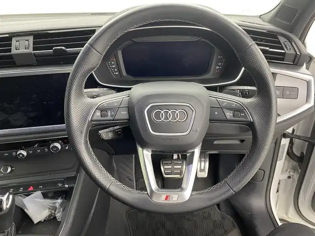 アウディ アウディ Ｑ３ SB 35TDIクワトロ Sライン 福井県 2022(令4)年 2.6万km グレイシアホワイトメタリック 純正ナビゲーション/Bluetooth接続/USB接続/全方位カメラ/アダプティブクルーズ/車線逸脱警報/衝突軽減ブレーキ/前後ドライブレコーダー/ビルトインETC/ハーフレザーシート/前席シートヒーター/バーチャルコックピット/コーナーセンサー/ダウンヒルアシスト/アイドリングストップ/LEDライト/横滑り防止装置/保証書/取扱説明書/整備手帳/スマートキーX1