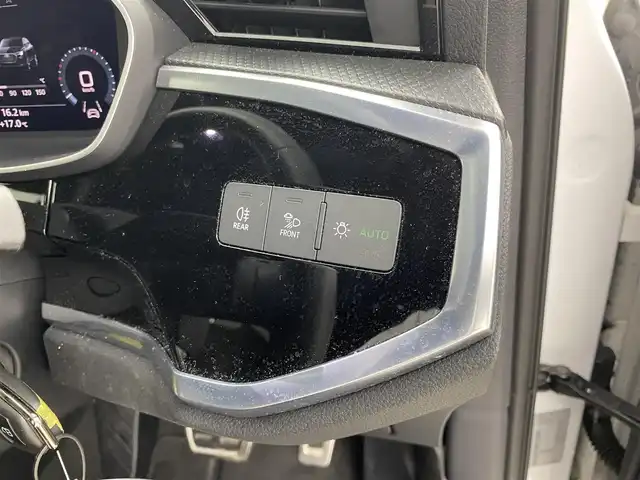 アウディ アウディ Ｑ３ SB 35TDIクワトロ Sライン 福井県 2022(令4)年 2.6万km グレイシアホワイトメタリック 純正ナビゲーション/Bluetooth接続/USB接続/全方位カメラ/アダプティブクルーズ/車線逸脱警報/衝突軽減ブレーキ/前後ドライブレコーダー/ビルトインETC/ハーフレザーシート/前席シートヒーター/バーチャルコックピット/コーナーセンサー/ダウンヒルアシスト/アイドリングストップ/LEDライト/横滑り防止装置/保証書/取扱説明書/整備手帳/スマートキーX1