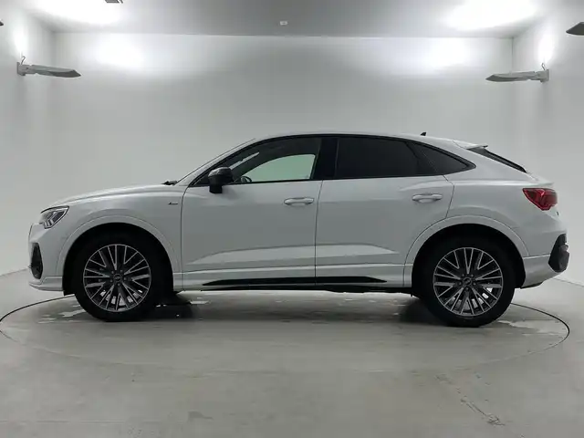 アウディ アウディ Ｑ３ SB 35TDIクワトロ Sライン 福井県 2022(令4)年 2.6万km グレイシアホワイトメタリック 純正ナビゲーション/Bluetooth接続/USB接続/全方位カメラ/アダプティブクルーズ/車線逸脱警報/衝突軽減ブレーキ/前後ドライブレコーダー/ビルトインETC/ハーフレザーシート/前席シートヒーター/バーチャルコックピット/コーナーセンサー/ダウンヒルアシスト/アイドリングストップ/LEDライト/横滑り防止装置/保証書/取扱説明書/整備手帳/スマートキーX1