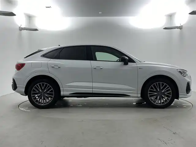 アウディ アウディ Ｑ３ SB 35TDIクワトロ Sライン 福井県 2022(令4)年 2.6万km グレイシアホワイトメタリック 純正ナビゲーション/Bluetooth接続/USB接続/全方位カメラ/アダプティブクルーズ/車線逸脱警報/衝突軽減ブレーキ/前後ドライブレコーダー/ビルトインETC/ハーフレザーシート/前席シートヒーター/バーチャルコックピット/コーナーセンサー/ダウンヒルアシスト/アイドリングストップ/LEDライト/横滑り防止装置/保証書/取扱説明書/整備手帳/スマートキーX1