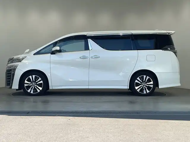 トヨタ ヴェルファイア Z Gエディション 栃木県 2020(令2)年 1.9万km ホワイトパールクリスタルシャイン 純正ナビ/(フルセグTV・Bluetooth・CD・DVD・USB)/純正後席モニター/バックカメラ/トヨタセーフティセンス/ ・プリクラッシュセーフティ/ ・レーンキープアシスト/ ・オートクルーズコントロール/ ・オートハイビーム/前後コーナーセンサー/両側パワースライドドア/電動リアゲート/前席パワーシート/2列目席電動リクライニング・オットマン/前席シートヒーター・エアシート/合皮シート/ステアリングヒーター/ブレーキホールド/LEDヘッドライト/オートライト/シーケンシャルウィンカー/ETC/AC100V充電/スマートキー/スペアキー/取扱説明書/保証書