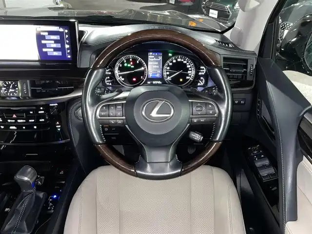 レクサス ＬＸ 570 愛知県 2016(平28)年 6.3万km ブラック /禁煙//メーカーナビ//AM/FM/CD/DVD/SD/USB/BT/フルセグ//バックカメラ//ビルトインETC2.0//前方ドライブレコーダー//PCS/LDA/AHB/ACC/HUD//RCTA/TRC/BSM//サンルーフ//モデリスタフルエアロ//モデリスタスポーツマフラー//クールボックス//牽引フック//オートLEDライト//フォグランプ(F/R)//シーケンシャルウィンカー//白革シート//1、2列目シートヒーター//1、2列目エアシート//前席パワーシート//シートメモリー//電動格納サードシート//ウッドコンビステアリング//ステアリングリモコン//パドルシフト//ステアリングヒーター//電動パーキングブレーキ//AUTO HOLD//4Wheel AHS//パワーバックドア//クロールコントロール//プッシュスタート//スマートキー//スペアキー//ロールサンシェード//サイドステップ//保証書//取扱説明書//ナビ取扱説明書//H28-R2年記録簿