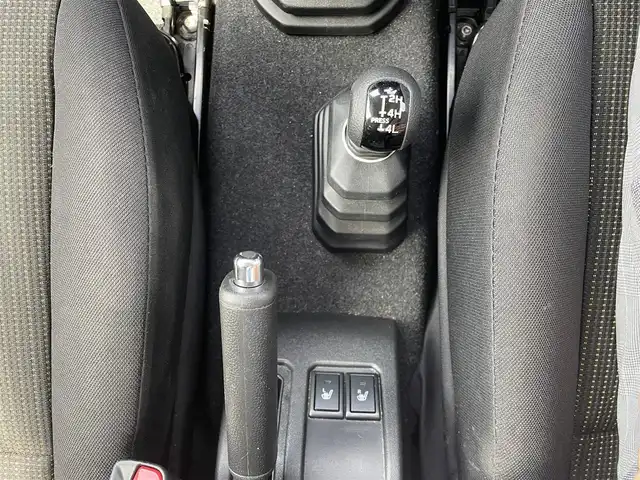 スズキ ジムニー シエラ JC 福島県 2023(令5)年 4.5万km ミディアムグレー ワンオーナー/パートタイム4WD/デュアルセンサーブレーキサポート/ダウンヒルアシストコントロール/クルーズコントロール/アイドリングストップ/シートヒーター/純正ドアバイザー/純正フロアマット/プッシュスタート/オートライト/LEDヘッドライト/フォグライト