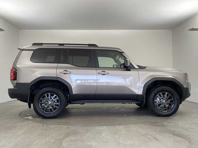 トヨタ ランドクルーザー ２５０ VX 兵庫県 2024(令6)年 1.4万km アバンギャルドブロンズメタリック ・純正12.3インチディスプレイオーディオ（USB/BT/TV/Miracast/HDMI)/・サンルーフ/・デジタルインナーミラー/・パノラミックビューモニター/・プリクラッシュセーフティ/・レーダークルーズコントロール/・オートマチックハイビーム/・クリアランスソナー/・ブラインドスポットモニター/・レザーシート/・パワーシート/・シートヒーター/・シートベンチレーション/・パワーバックドア/・プロアクティブドライビングアシスト/・ロードサインアシスト/・リヤカメラディテクション/・リヤクロストラフィックアラート/・後方車両接近告知/・安心降車サポート/・デフロックスイッチ/・ECT2nd/・ビルトインＥＴＣ2.0/・前後ドライブレコーダー/・ＬＥＤヘッドライト/・電動パーキングブレーキ/・オートブレーキホールド/・スペアキー/・プッシュスタート