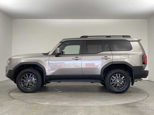 トヨタ ランドクルーザー ２５０ VX 兵庫県 2024(令6)年 1.4万km アバンギャルドブロンズメタリック ・純正12.3インチディスプレイオーディオ（USB/BT/TV/Miracast/HDMI)/・サンルーフ/・デジタルインナーミラー/・パノラミックビューモニター/・プリクラッシュセーフティ/・レーダークルーズコントロール/・オートマチックハイビーム/・クリアランスソナー/・ブラインドスポットモニター/・レザーシート/・パワーシート/・シートヒーター/・シートベンチレーション/・パワーバックドア/・プロアクティブドライビングアシスト/・ロードサインアシスト/・リヤカメラディテクション/・リヤクロストラフィックアラート/・後方車両接近告知/・安心降車サポート/・デフロックスイッチ/・ECT2nd/・ビルトインＥＴＣ2.0/・前後ドライブレコーダー/・ＬＥＤヘッドライト/・電動パーキングブレーキ/・オートブレーキホールド/・スペアキー/・プッシュスタート