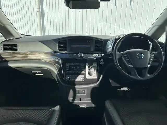 日産 エルグランド 250HWS S アーバンクロム 熊本県 2019(平31)年 3.8万km ファントムブラック 純正ＳＤナビ/エマージェンシーブレーキ/車線逸脱警報機能/フリップダウンモニター/全方位カメラ/オットマンＮ席＋２列目/ドライブレコーダー/革巻きステアリング/電動格納ミラー/ウィンカーミラー/オートライト/フォグランプ/純正ドアバイザー/純正フロアマット/純正アルミホイール/プッシュスタートボタン