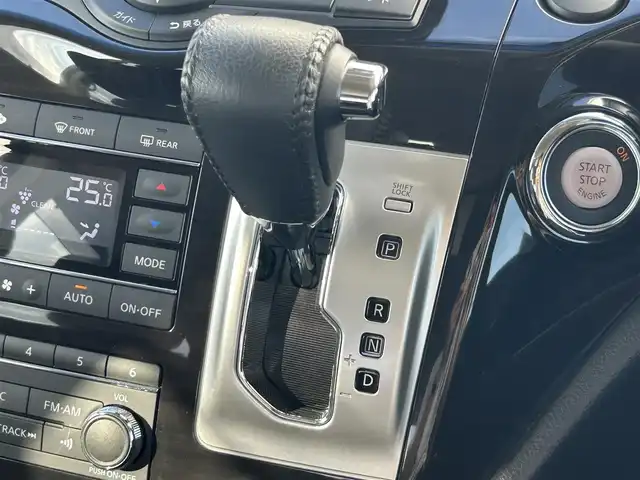 日産 エルグランド 250HWS S アーバンクロム 熊本県 2019(平31)年 3.8万km ファントムブラック 純正ＳＤナビ/エマージェンシーブレーキ/車線逸脱警報機能/フリップダウンモニター/全方位カメラ/オットマンＮ席＋２列目/ドライブレコーダー/革巻きステアリング/電動格納ミラー/ウィンカーミラー/オートライト/フォグランプ/純正ドアバイザー/純正フロアマット/純正アルミホイール/プッシュスタートボタン