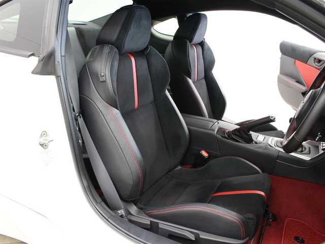 トヨタ ＧＲ８６ RZ 三重県 2022(令4)年 1.2万km クリスタルホワイトパール 6MT/純正メモリナビ /　ワンセグTV/CD/Bluetooth/ハーフレザーシート/・前席シートヒーター /クルーズコントロール/後側方警戒支援システム/ステアリングリモコン/ETC/純正18インチ10本スポークマットブラック塗装AW/シルバー加飾付LEDヘッドランプ/・オートライト/LEDフォグランプ/プッシュエンジンスタート/スマートキー