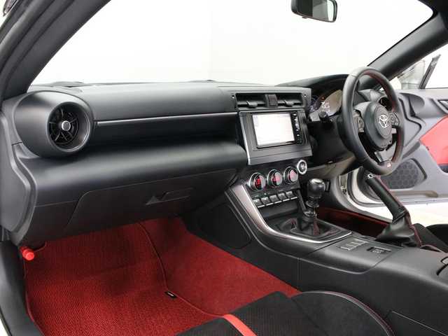 トヨタ ＧＲ８６ RZ 三重県 2022(令4)年 1.2万km クリスタルホワイトパール 6MT/純正メモリナビ /　ワンセグTV/CD/Bluetooth/ハーフレザーシート/・前席シートヒーター /クルーズコントロール/後側方警戒支援システム/ステアリングリモコン/ETC/純正18インチ10本スポークマットブラック塗装AW/シルバー加飾付LEDヘッドランプ/・オートライト/LEDフォグランプ/プッシュエンジンスタート/スマートキー