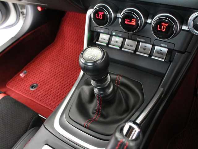 トヨタ ＧＲ８６ RZ 三重県 2022(令4)年 1.2万km クリスタルホワイトパール 6MT/純正メモリナビ /　ワンセグTV/CD/Bluetooth/ハーフレザーシート/・前席シートヒーター /クルーズコントロール/後側方警戒支援システム/ステアリングリモコン/ETC/純正18インチ10本スポークマットブラック塗装AW/シルバー加飾付LEDヘッドランプ/・オートライト/LEDフォグランプ/プッシュエンジンスタート/スマートキー