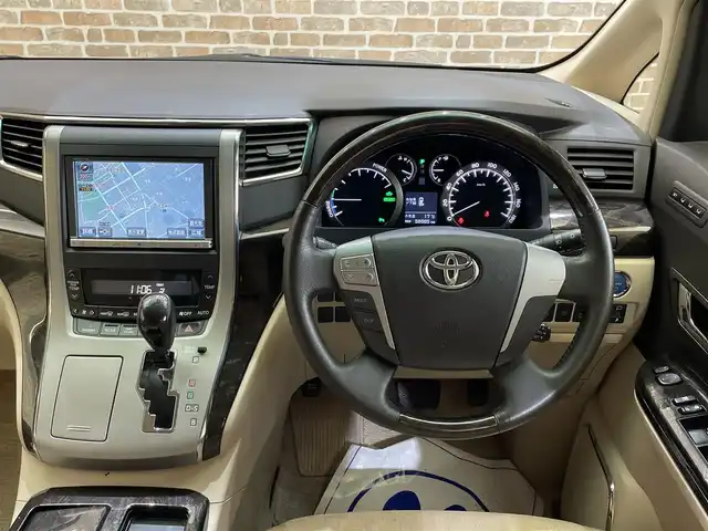 トヨタ アルファードハイブリット G 岩手県 2014(平26)年 5.9万km ゴールドパールクリスタルシャイン ワンオーナー/４WD/後席モニター/両側パワースライドドア/パワーバックドア/クルーズコントロール/クリアランスソナー/アダプティブフロントライティングシステム/ウォークスルー/オットマン/後席用オートエアコン/純正ナビ/フルセグTV/バックカメラ/ETC/ドライブレコーダー(本体未取り付け)/HIDヘッドランプ/フォグランプ/純正16インチアルミホイール