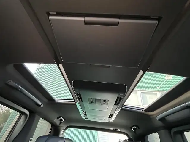 トヨタ ヴェルファイア ハイブリット Z プレミア 福岡県 2024(令6)年 1.9万km ブラック トヨタセーフティセンス/12.1型後席モニター/ガラスルーフ/純正ナビ（BT/フルセグ/AM/FM)/アラウンドビューモニター/バックカメラ/サイドカメラ/フロントカメラ/両側パワースライドドア/電動リアゲート/電動サイドバイザー/レーダークルーズコントロール/LEDヘッドライト/オートライト/オートマチックハイビーム/革シート/オットマン/DN席パワーシート/シートメモリー/全席エアシート/全席シートヒーター/ステアリングヒーター/チルトステアリング/純正19インチAW/パドルシフト/パーキングアシスト/横滑り防止装置/コーナーセンサー/レーンキープアシスト/盗難防止装置/衝突軽減システム/ワイヤレス充電/HDMI入力端子/スマートキー/ETC2.0/保証書/取扱説明書