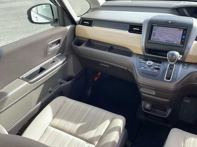 ホンダ フリード G センシング 三重県 2017(平29)年 4.7万km ホワイトオーキッドパール 純正ナビ/バックカメラ/純正ビルトインＥＴＣ/両側パワースライドドア/追従クルーズコントロール/レーンキープアシスト/ステアリングスイッチ/衝突軽減システム/先行車発進告知/標識認識システム/アイドリングストップ/ウォークスルー/電動格納ミラー/禁煙車