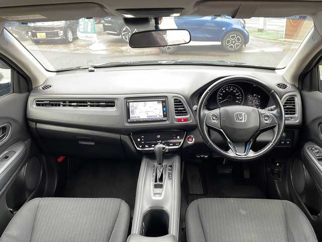 ホンダ ヴェゼル X 秋田県 2016(平28)年 10.9万km クリスタルブラックパール 純正ナビ　VXM-164VFI/　Bluetooth　CD　DVD　HDMI　USB　ラジオ/バックカメラ/ETC/LEDヘッドライト/（ロービーム、オートレベリング/オートライトコントロール機構付）/クルーズコントロール/クロームメッキ・エアコンアウトレットリング/クロームメッキ・インナードアハンドル/あんしんパッケージ/純正16インチアルミホイールサマータイヤ組積み込み/運転席＆助手席シートヒーター/運転席用i-SRSエアバッグシステム＆助手席用SRSエアバッグシステム/VSA（ABS+TCS+横すべり抑制）/エマージェンシーストップシグナルヒルスタートアシスト機能/エコアシスト（ECONモード、コーチング機能）/プラズマクラスター技術搭載フルオート・エアコンディショナー /電動格納式リモコンカラードドアミラー（LEDウインカー付）Hondaスマートキーシステム/電子制御パーキングブレーキ/オートブレーキホールド機能/常時発光式3眼メーター/本革巻ステアリングホイール/コンフォートビューパッケージ