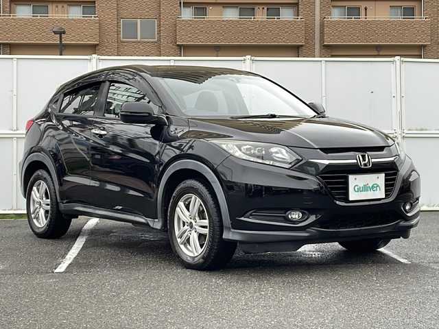 ホンダ ヴェゼル X 秋田県 2016(平28)年 10.9万km クリスタルブラックパール 純正ナビ　VXM-164VFI/　Bluetooth　CD　DVD　HDMI　USB　ラジオ/バックカメラ/ETC/LEDヘッドライト/（ロービーム、オートレベリング/オートライトコントロール機構付）/クルーズコントロール/クロームメッキ・エアコンアウトレットリング/クロームメッキ・インナードアハンドル/あんしんパッケージ/純正16インチアルミホイールサマータイヤ組積み込み/運転席＆助手席シートヒーター/運転席用i-SRSエアバッグシステム＆助手席用SRSエアバッグシステム/VSA（ABS+TCS+横すべり抑制）/エマージェンシーストップシグナルヒルスタートアシスト機能/エコアシスト（ECONモード、コーチング機能）/プラズマクラスター技術搭載フルオート・エアコンディショナー /電動格納式リモコンカラードドアミラー（LEDウインカー付）Hondaスマートキーシステム/電子制御パーキングブレーキ/オートブレーキホールド機能/常時発光式3眼メーター/本革巻ステアリングホイール/コンフォートビューパッケージ