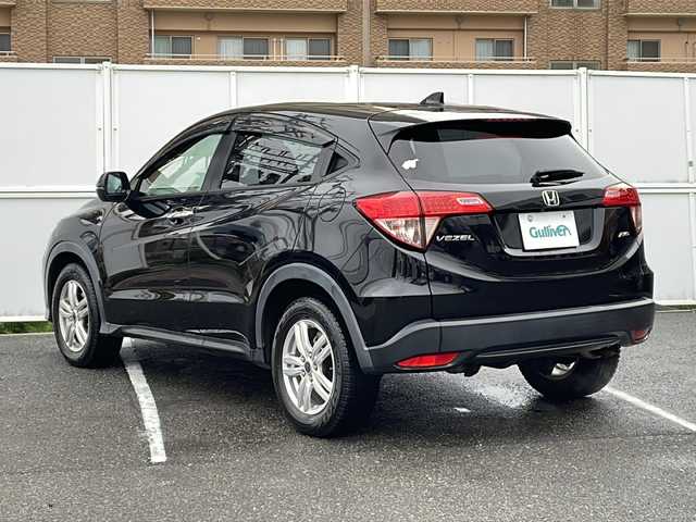 ホンダ ヴェゼル X 秋田県 2016(平28)年 10.9万km クリスタルブラックパール 純正ナビ　VXM-164VFI/　Bluetooth　CD　DVD　HDMI　USB　ラジオ/バックカメラ/ETC/LEDヘッドライト/（ロービーム、オートレベリング/オートライトコントロール機構付）/クルーズコントロール/クロームメッキ・エアコンアウトレットリング/クロームメッキ・インナードアハンドル/あんしんパッケージ/純正16インチアルミホイールサマータイヤ組積み込み/運転席＆助手席シートヒーター/運転席用i-SRSエアバッグシステム＆助手席用SRSエアバッグシステム/VSA（ABS+TCS+横すべり抑制）/エマージェンシーストップシグナルヒルスタートアシスト機能/エコアシスト（ECONモード、コーチング機能）/プラズマクラスター技術搭載フルオート・エアコンディショナー /電動格納式リモコンカラードドアミラー（LEDウインカー付）Hondaスマートキーシステム/電子制御パーキングブレーキ/オートブレーキホールド機能/常時発光式3眼メーター/本革巻ステアリングホイール/コンフォートビューパッケージ