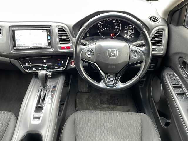 ホンダ ヴェゼル X 秋田県 2016(平28)年 10.9万km クリスタルブラックパール 純正ナビ　VXM-164VFI/　Bluetooth　CD　DVD　HDMI　USB　ラジオ/バックカメラ/ETC/LEDヘッドライト/（ロービーム、オートレベリング/オートライトコントロール機構付）/クルーズコントロール/クロームメッキ・エアコンアウトレットリング/クロームメッキ・インナードアハンドル/あんしんパッケージ/純正16インチアルミホイールサマータイヤ組積み込み/運転席＆助手席シートヒーター/運転席用i-SRSエアバッグシステム＆助手席用SRSエアバッグシステム/VSA（ABS+TCS+横すべり抑制）/エマージェンシーストップシグナルヒルスタートアシスト機能/エコアシスト（ECONモード、コーチング機能）/プラズマクラスター技術搭載フルオート・エアコンディショナー /電動格納式リモコンカラードドアミラー（LEDウインカー付）Hondaスマートキーシステム/電子制御パーキングブレーキ/オートブレーキホールド機能/常時発光式3眼メーター/本革巻ステアリングホイール/コンフォートビューパッケージ