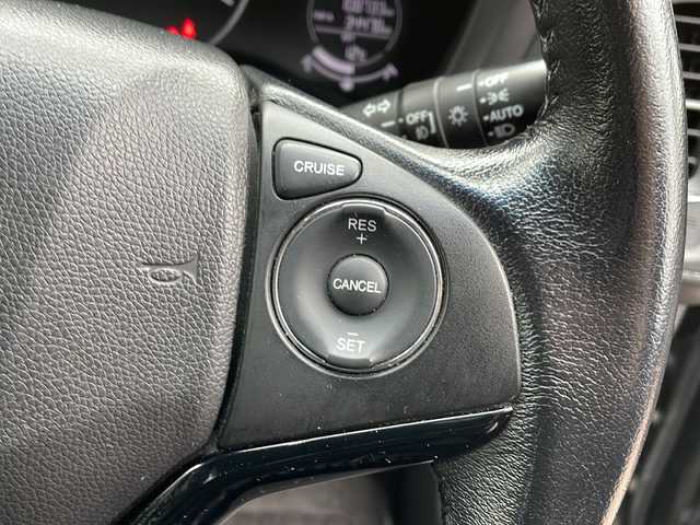 ホンダ ヴェゼル X 秋田県 2016(平28)年 10.9万km クリスタルブラックパール 純正ナビ　VXM-164VFI/　Bluetooth　CD　DVD　HDMI　USB　ラジオ/バックカメラ/ETC/LEDヘッドライト/（ロービーム、オートレベリング/オートライトコントロール機構付）/クルーズコントロール/クロームメッキ・エアコンアウトレットリング/クロームメッキ・インナードアハンドル/あんしんパッケージ/純正16インチアルミホイールサマータイヤ組積み込み/運転席＆助手席シートヒーター/運転席用i-SRSエアバッグシステム＆助手席用SRSエアバッグシステム/VSA（ABS+TCS+横すべり抑制）/エマージェンシーストップシグナルヒルスタートアシスト機能/エコアシスト（ECONモード、コーチング機能）/プラズマクラスター技術搭載フルオート・エアコンディショナー /電動格納式リモコンカラードドアミラー（LEDウインカー付）Hondaスマートキーシステム/電子制御パーキングブレーキ/オートブレーキホールド機能/常時発光式3眼メーター/本革巻ステアリングホイール/コンフォートビューパッケージ