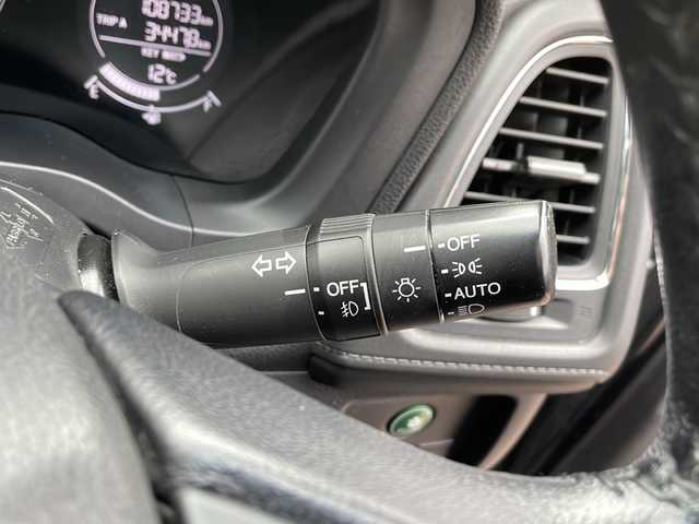 ホンダ ヴェゼル X 秋田県 2016(平28)年 10.9万km クリスタルブラックパール 純正ナビ　VXM-164VFI/　Bluetooth　CD　DVD　HDMI　USB　ラジオ/バックカメラ/ETC/LEDヘッドライト/（ロービーム、オートレベリング/オートライトコントロール機構付）/クルーズコントロール/クロームメッキ・エアコンアウトレットリング/クロームメッキ・インナードアハンドル/あんしんパッケージ/純正16インチアルミホイールサマータイヤ組積み込み/運転席＆助手席シートヒーター/運転席用i-SRSエアバッグシステム＆助手席用SRSエアバッグシステム/VSA（ABS+TCS+横すべり抑制）/エマージェンシーストップシグナルヒルスタートアシスト機能/エコアシスト（ECONモード、コーチング機能）/プラズマクラスター技術搭載フルオート・エアコンディショナー /電動格納式リモコンカラードドアミラー（LEDウインカー付）Hondaスマートキーシステム/電子制御パーキングブレーキ/オートブレーキホールド機能/常時発光式3眼メーター/本革巻ステアリングホイール/コンフォートビューパッケージ