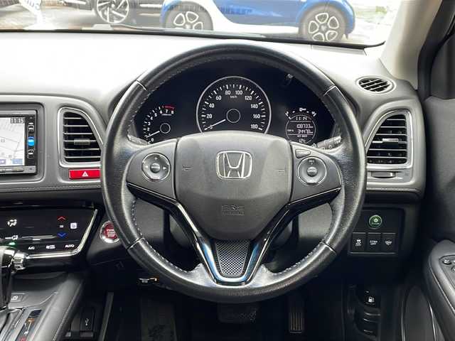 ホンダ ヴェゼル X 秋田県 2016(平28)年 10.9万km クリスタルブラックパール 純正ナビ　VXM-164VFI/　Bluetooth　CD　DVD　HDMI　USB　ラジオ/バックカメラ/ETC/LEDヘッドライト/（ロービーム、オートレベリング/オートライトコントロール機構付）/クルーズコントロール/クロームメッキ・エアコンアウトレットリング/クロームメッキ・インナードアハンドル/あんしんパッケージ/純正16インチアルミホイールサマータイヤ組積み込み/運転席＆助手席シートヒーター/運転席用i-SRSエアバッグシステム＆助手席用SRSエアバッグシステム/VSA（ABS+TCS+横すべり抑制）/エマージェンシーストップシグナルヒルスタートアシスト機能/エコアシスト（ECONモード、コーチング機能）/プラズマクラスター技術搭載フルオート・エアコンディショナー /電動格納式リモコンカラードドアミラー（LEDウインカー付）Hondaスマートキーシステム/電子制御パーキングブレーキ/オートブレーキホールド機能/常時発光式3眼メーター/本革巻ステアリングホイール/コンフォートビューパッケージ