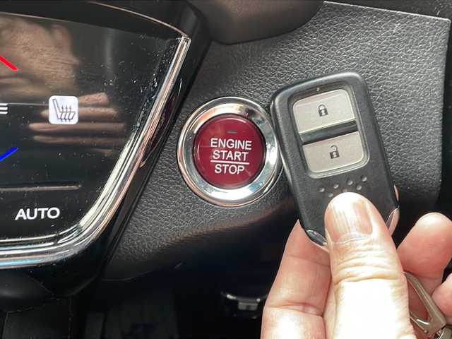 ホンダ ヴェゼル X 秋田県 2016(平28)年 10.9万km クリスタルブラックパール 純正ナビ　VXM-164VFI/　Bluetooth　CD　DVD　HDMI　USB　ラジオ/バックカメラ/ETC/LEDヘッドライト/（ロービーム、オートレベリング/オートライトコントロール機構付）/クルーズコントロール/クロームメッキ・エアコンアウトレットリング/クロームメッキ・インナードアハンドル/あんしんパッケージ/純正16インチアルミホイールサマータイヤ組積み込み/運転席＆助手席シートヒーター/運転席用i-SRSエアバッグシステム＆助手席用SRSエアバッグシステム/VSA（ABS+TCS+横すべり抑制）/エマージェンシーストップシグナルヒルスタートアシスト機能/エコアシスト（ECONモード、コーチング機能）/プラズマクラスター技術搭載フルオート・エアコンディショナー /電動格納式リモコンカラードドアミラー（LEDウインカー付）Hondaスマートキーシステム/電子制御パーキングブレーキ/オートブレーキホールド機能/常時発光式3眼メーター/本革巻ステアリングホイール/コンフォートビューパッケージ