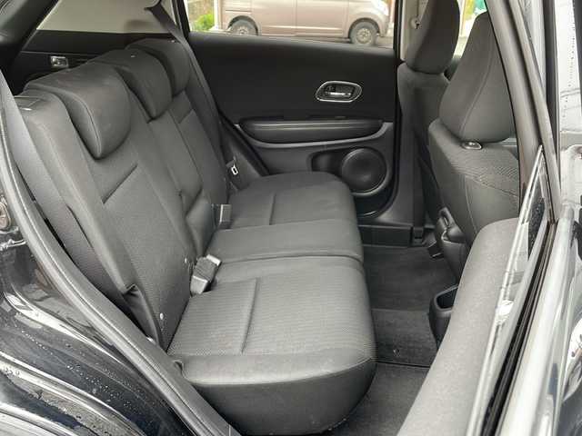 ホンダ ヴェゼル X 秋田県 2016(平28)年 10.9万km クリスタルブラックパール 純正ナビ　VXM-164VFI/　Bluetooth　CD　DVD　HDMI　USB　ラジオ/バックカメラ/ETC/LEDヘッドライト/（ロービーム、オートレベリング/オートライトコントロール機構付）/クルーズコントロール/クロームメッキ・エアコンアウトレットリング/クロームメッキ・インナードアハンドル/あんしんパッケージ/純正16インチアルミホイールサマータイヤ組積み込み/運転席＆助手席シートヒーター/運転席用i-SRSエアバッグシステム＆助手席用SRSエアバッグシステム/VSA（ABS+TCS+横すべり抑制）/エマージェンシーストップシグナルヒルスタートアシスト機能/エコアシスト（ECONモード、コーチング機能）/プラズマクラスター技術搭載フルオート・エアコンディショナー /電動格納式リモコンカラードドアミラー（LEDウインカー付）Hondaスマートキーシステム/電子制御パーキングブレーキ/オートブレーキホールド機能/常時発光式3眼メーター/本革巻ステアリングホイール/コンフォートビューパッケージ