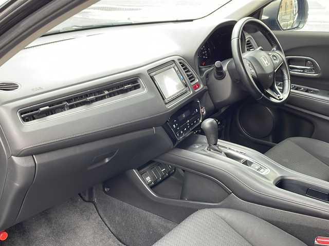 ホンダ ヴェゼル X 秋田県 2016(平28)年 10.9万km クリスタルブラックパール 純正ナビ　VXM-164VFI/　Bluetooth　CD　DVD　HDMI　USB　ラジオ/バックカメラ/ETC/LEDヘッドライト/（ロービーム、オートレベリング/オートライトコントロール機構付）/クルーズコントロール/クロームメッキ・エアコンアウトレットリング/クロームメッキ・インナードアハンドル/あんしんパッケージ/純正16インチアルミホイールサマータイヤ組積み込み/運転席＆助手席シートヒーター/運転席用i-SRSエアバッグシステム＆助手席用SRSエアバッグシステム/VSA（ABS+TCS+横すべり抑制）/エマージェンシーストップシグナルヒルスタートアシスト機能/エコアシスト（ECONモード、コーチング機能）/プラズマクラスター技術搭載フルオート・エアコンディショナー /電動格納式リモコンカラードドアミラー（LEDウインカー付）Hondaスマートキーシステム/電子制御パーキングブレーキ/オートブレーキホールド機能/常時発光式3眼メーター/本革巻ステアリングホイール/コンフォートビューパッケージ