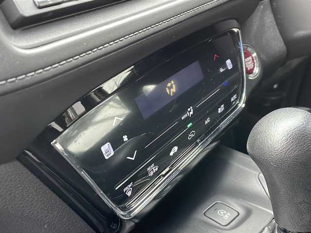 ホンダ ヴェゼル X 秋田県 2016(平28)年 10.9万km クリスタルブラックパール 純正ナビ　VXM-164VFI/　Bluetooth　CD　DVD　HDMI　USB　ラジオ/バックカメラ/ETC/LEDヘッドライト/（ロービーム、オートレベリング/オートライトコントロール機構付）/クルーズコントロール/クロームメッキ・エアコンアウトレットリング/クロームメッキ・インナードアハンドル/あんしんパッケージ/純正16インチアルミホイールサマータイヤ組積み込み/運転席＆助手席シートヒーター/運転席用i-SRSエアバッグシステム＆助手席用SRSエアバッグシステム/VSA（ABS+TCS+横すべり抑制）/エマージェンシーストップシグナルヒルスタートアシスト機能/エコアシスト（ECONモード、コーチング機能）/プラズマクラスター技術搭載フルオート・エアコンディショナー /電動格納式リモコンカラードドアミラー（LEDウインカー付）Hondaスマートキーシステム/電子制御パーキングブレーキ/オートブレーキホールド機能/常時発光式3眼メーター/本革巻ステアリングホイール/コンフォートビューパッケージ