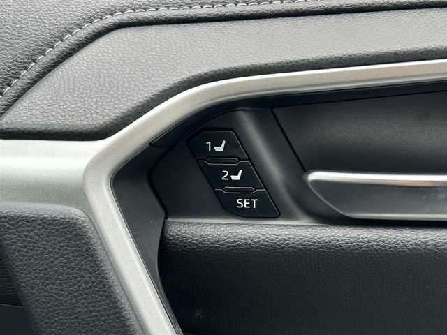 トヨタ ＲＡＶ４ G 福岡県 2024(令6)年 1.1万km プラチナホワイトパールマイカ ワンオーナー/純正ナビ（AM/FM/BT/フルセグTV）/ブラインドスポットモニター/ステアリングヒーター/レーダークルーズコントロール/全方位カメラ/前後ドライブレコーダー/ビルトインETC2.0/運転席パワーシート（メモリ付）/前席シートヒーター/前席エアシート/パワーバックドア/クリアランスソナー/ルーフレール/オートマチックハイビーム/純正フロアマット/純正18インチアルミホイール/スペアキー/取扱説明書/保証書