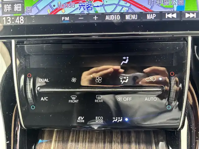 トヨタ ハリアー ハイブリッド エレガンス 愛知県 2014(平26)年 10.3万km ホワイトパールクリスタルシャイン 4WD/社外フローティング9型ナビ（CN-F1DVD）/CD/DVD/SD/BT/USB/フルセグTV/バックカメラ/ETC/ドラレコ/ハーフレザーシート/パワーシート/ステアリングスイッチ/純正ドアバイザー/純正フロアマット/スマートキー×2