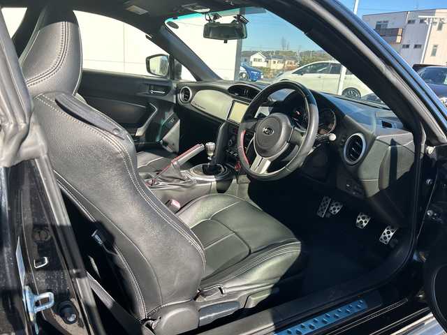 スバル ＢＲＺ S 大阪府 2013(平25)年 8.1万km クリスタルブラックシリカ ６ＭＴ　ＳＴｉエアロ　ＳＴｉマフラー　リアスポイラー　ＷＯＲＫ１８アルミホイール　前後ドラレコ　オートライト　スマートキー　フォグライト　プッシュスタート　シートカバー