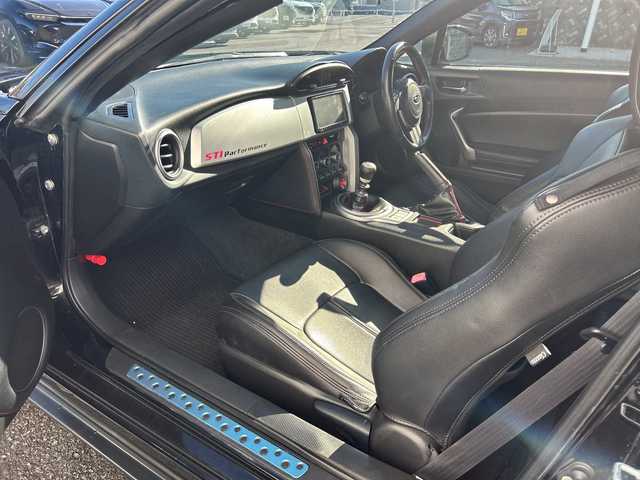 スバル ＢＲＺ S 大阪府 2013(平25)年 8.1万km クリスタルブラックシリカ ６ＭＴ　ＳＴｉエアロ　ＳＴｉマフラー　リアスポイラー　ＷＯＲＫ１８アルミホイール　前後ドラレコ　オートライト　スマートキー　フォグライト　プッシュスタート　シートカバー