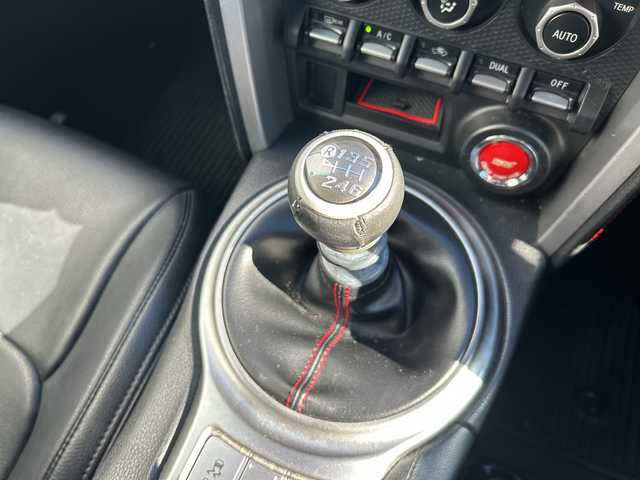 スバル ＢＲＺ S 大阪府 2013(平25)年 8.1万km クリスタルブラックシリカ ６ＭＴ　ＳＴｉエアロ　ＳＴｉマフラー　リアスポイラー　ＷＯＲＫ１８アルミホイール　前後ドラレコ　オートライト　スマートキー　フォグライト　プッシュスタート　シートカバー